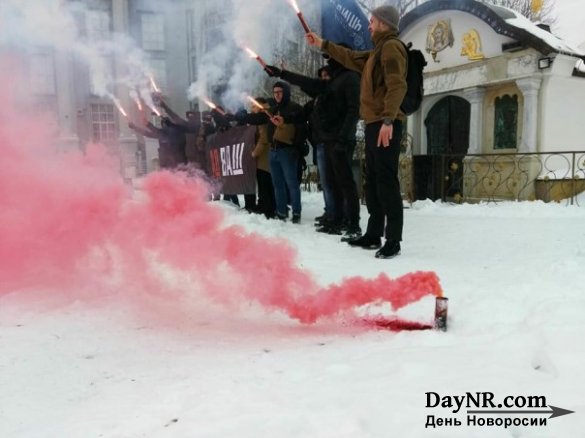 Киевские радикалы включили заднюю в очередном противостоянии с православными