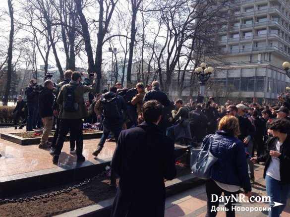 Бандеровцы в Киеве напали на возлагавших цветы к памятнику генералу Ватутину