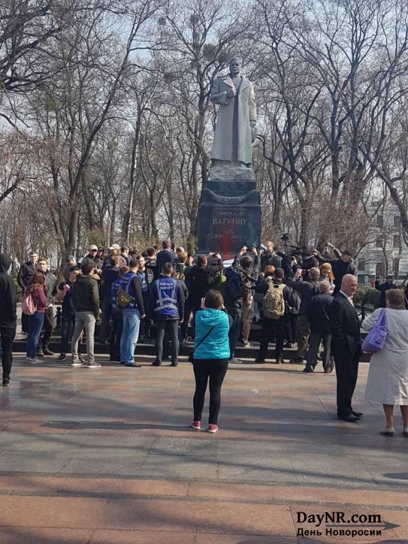 Бандеровцы в Киеве напали на возлагавших цветы к памятнику генералу Ватутину