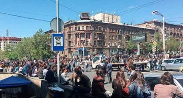 Тем временем. В Армении митинги переросли в столкновения