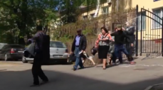 В Киеве банда бандеровцев из С14 напала на Наталью Витренко