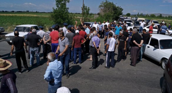 В Армении мирно перекрыта автодорога между Ереваном и аэропортом