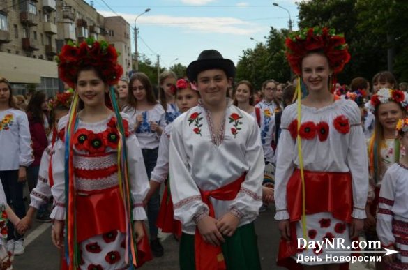 В Мариуполь пришлось завозить «вышиваночников» для парада