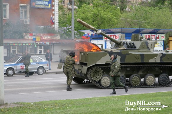 В Киеве по пути на репетицию парада посреди дороги заглох и задымился танк