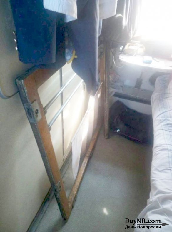 Запорожанка получила травму спины в поезде, когда на неё выпала рама окна