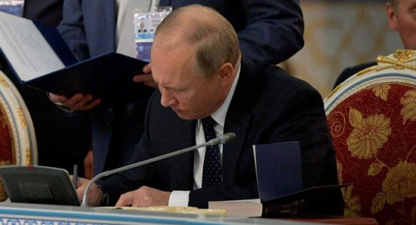 Путин не расставался с томиком Пушкина на подписании документов саммита СНГ