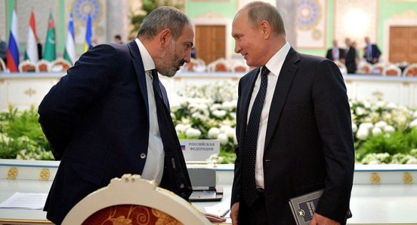 Путин не расставался с томиком Пушкина на подписании документов саммита СНГ