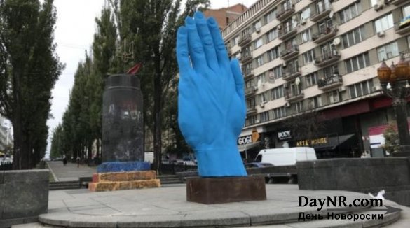 День Украины: Климкин спал, Кличко молчал — руку синюю встречал