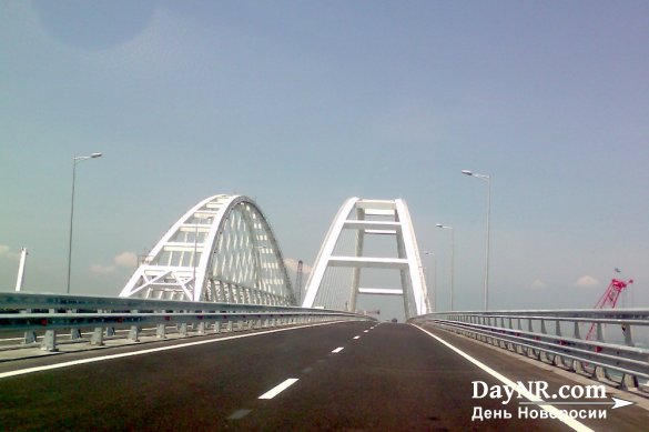 Грузовики смогут проехать по Крымскому мосту с 1 октября