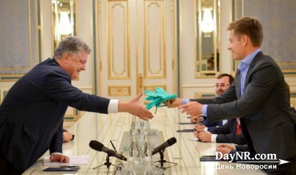 После заявления о Керчи Порошенко торжественно вручили «резиновые изделия из Европы»