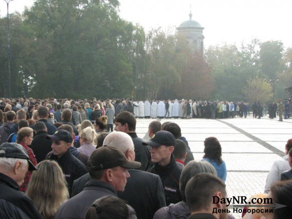 Керченская трагедия. Тысячи людей в Керчи пришли попрощаться с погибшими