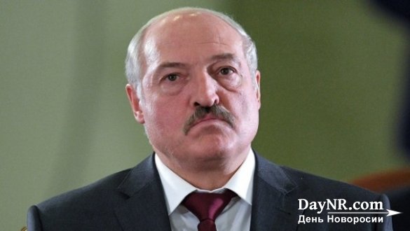 Для чего Лукашенко пытается усидеть на двух стульях