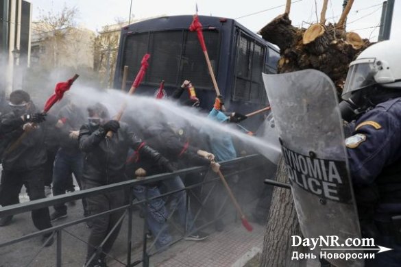 В Германии бастуют аэропорты, в Греции протестующие учителя дерутся с полицией