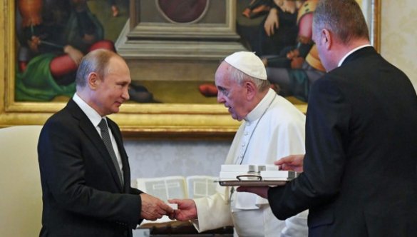 Владимира Путина назвали завсегдатаем: как прошла третья встреча президента с папой Франциском